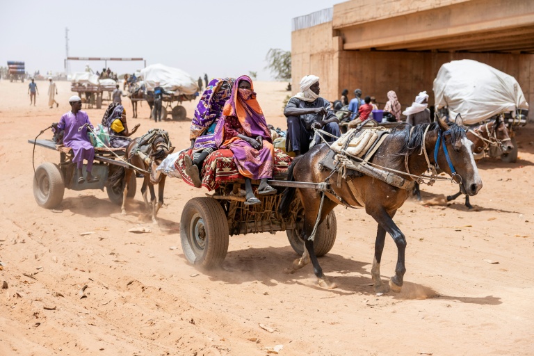 Des personnes arrivent en charrettes au poste-frontière d'Adré, au Tchad, le 8 juin 2026