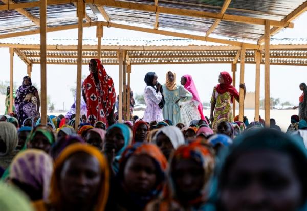 Des Tchadiens de retour au pays rencontrent une délégation de l'Organisation internationale pour les migrations (OIM) à Tongori, le 9 juin 2026