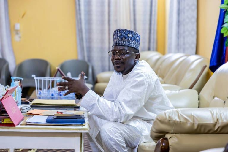 Mahamat Issa Abakar, le secrétaire général du département d'Assoungha, s'entretient avec la délégation de l'Organisation internationale pour les migrations (OIM) à Adré, le 9 juin 2026 au Tchad