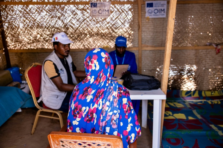 Une Tchadienne ayant fui le Soudan s'enregistre auprès de l'Organisation internationale pour les migrations (OIM) au poste-frontière d'Adré, le 8 juin 2026 au Tchad