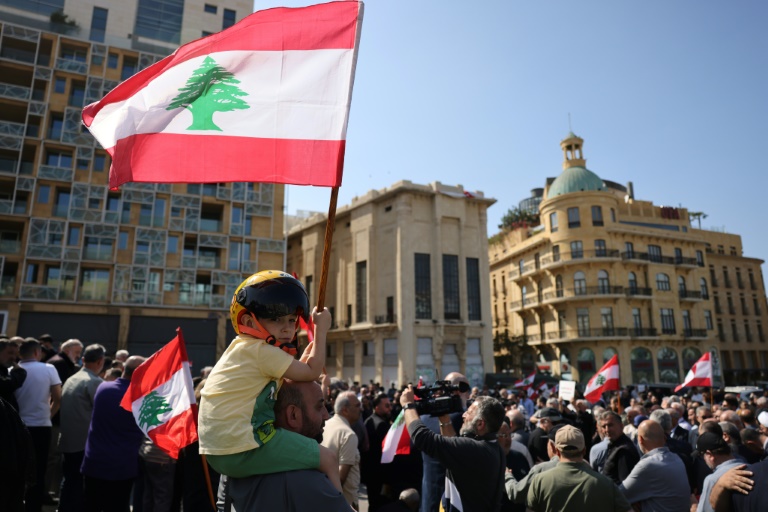 Des habitants manifestent contre les destructions dans leurs villages dans le sud du Liban et l’interdiction de rentrer chez eux imposée par l’armée israélienne, le 30 avril 2026 à Beyrouth