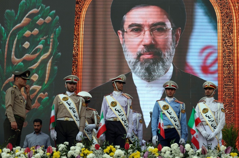Des soldats de l'armée iranienne devant un portrait du guide suprême iranien, l'ayatollah Mojataba Khamenei, lors d'un rassemblement de solidarité et de soutien au nouveau guide suprême iranien, l'ayatollah Mojataba Khamenei, le 29 avril 2026 à Téhéran