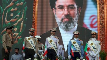 Des soldats de l'armée iranienne devant un portrait du guide suprême iranien, l'ayatollah Mojataba Khamenei, lors d'un rassemblement de solidarité et de soutien au nouveau guide suprême iranien, l'ayatollah Mojataba Khamenei, le 29 avril 2026 à Téhéran
