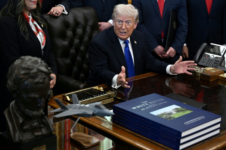 Le président américain Donald Trump prend la parole après avoir signé plusieurs décrets présidentiels dans le Bureau ovale de la Maison Blanche à Washington, le 30 avril 2026
