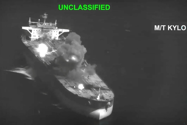 Capture d'une vidéo fournie par le Centcom 2026 le 5 septembre 2026 montrant ce qui est présenté comme des frappes sur des bateaux liés à l'Iran.