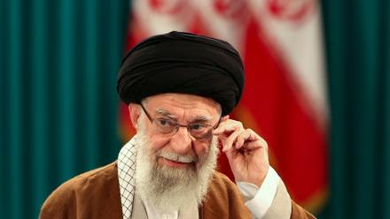L'ayatollah Ali Khamenei durant une conférence de presse organisée pendant les législatives iraniennes, à Téhéran, le 10 mai 2024