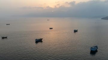 Des bateaux ancrés au large de la péninsule de Musandam, au nord d'Oman, près du détroit d'Ormuz, le 27 juin 2026