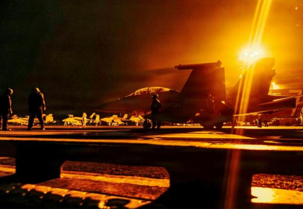 Photo diffusée le 2 septembre 2026 par la marine américaine montrant des avions militaires sur le porte-avion George Washington se préparant à décoller, le 29 août 2026