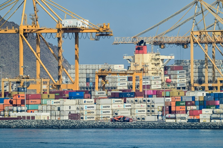 Le terminal de conteneurs de Khor Fakkan, seul port naturel en eaux profondes de la région, dans l'Emirat de Sharjah, dans le golfe d'Oman, le 19 juin 2026 aux Emirats arabes unis