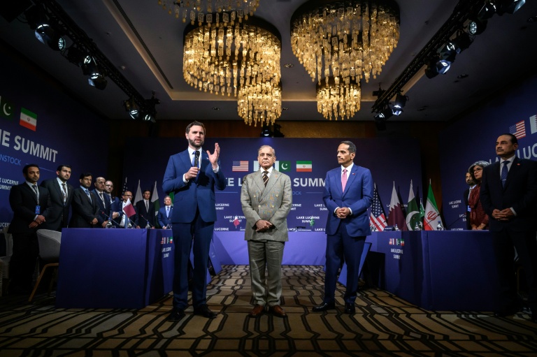 Le vice-président américain JD Vance (g), le Premier ministre pakistanais Shehbaz Sharif (c) et le Premier ministre et ministre des Affaires étrangères du Qatar, Cheikh Mohammed bin Abdulrahman bin Jassim Al-Thani, à l'ouverture d'une réunion quadrilatérale entre les Etats-Unis, l'Iran, le Pakistan et le Qatar, au complexe hôtelier de Bürgenstock, le 21 juin 2026 en Suisse