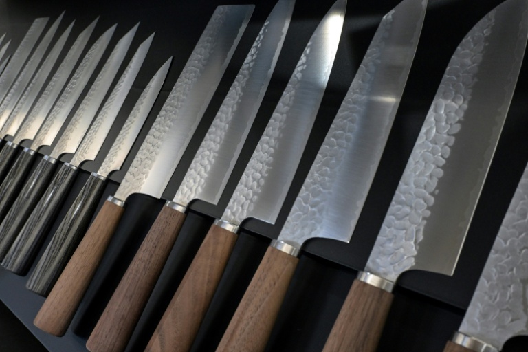 Divers couteaux sont exposés dans le showroom de la coutellerie Sumikama, à Seki, préfecture de Gifu, le 22 juillet 2025