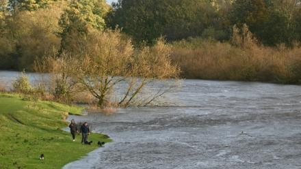 La rivière Eden en crue à Carlisle, dans le nord-ouest de l’Angleterre, le 25 octobre 2026, tandis que la tempête Boelo apporte de forts vents et de fortes pluies sur une grande partie du nord de l’Angleterre