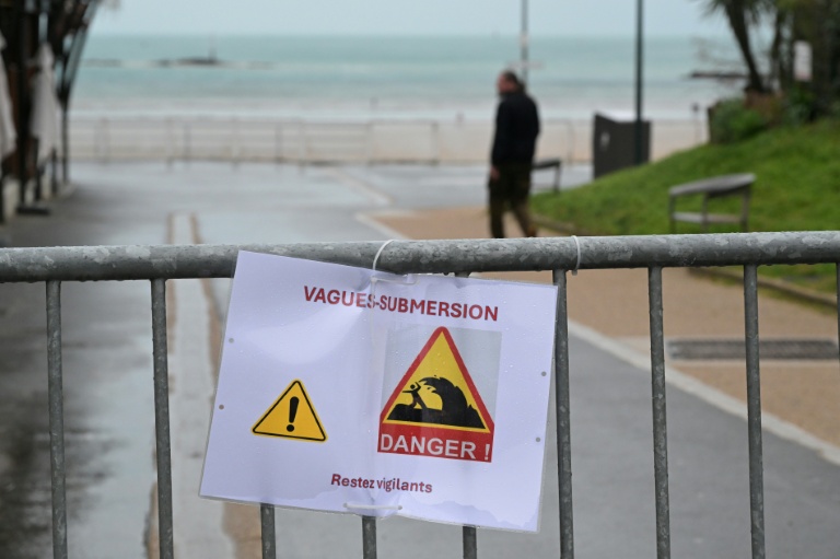 Une plage fermée en raison d’un risque de submersion par fortes vagues à Dinard, dans le nord-ouest de la France, le 8 janvier 2026