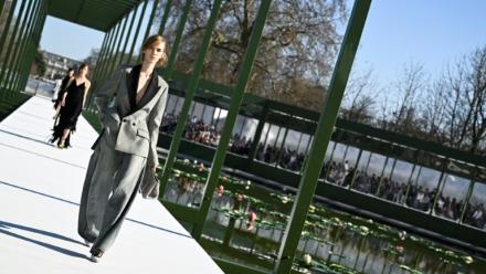Un mannequin présente une création Christian Dior à la Fashion Week de Paris, le 3 mars 2026