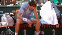 Le N.1 mondial Jannik Sinner tente de se rafraîchir sous une chaleur accablante, lors de son match finalement perdu face à l'Argentin Manuel Cerundolo, le 28 mai 2026 à Roland-Garros