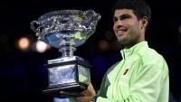 L'Espagnol Carlos Alcaraz celebrates a remporté dimanche à Mebourne son premier Open d'Australie face à Novak Djokovic