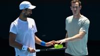 Le Serbe Novak Djokovic (G) avec son entraîneur Andy Murray lors du dernier Open d'Australie, le 11 janvier 2025 à Melbourne