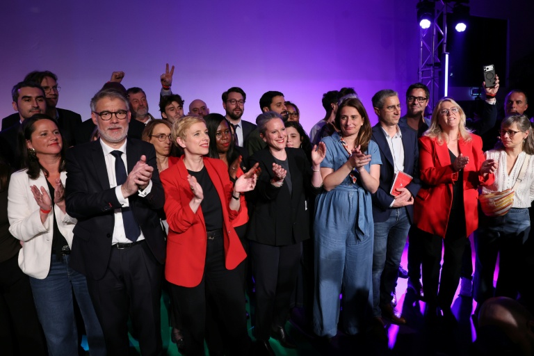 Des responsables de gauche dont Olivier Faure, le premier secrétaire du PS, et Marine Tondelier, la secrétaire nationale des Ecologistes, lors du meeting du Front populaire 2027, le 5 mai 2026 à Paris
 
