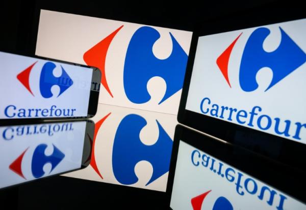Malgré des ventes en hausse au troisième trimestre, Carrefour a annoncé mardi abaisser légèrement ses objectifs financiers pour 2026, invoquant "la dégradation de la situation sociale et sécuritaire" en France
