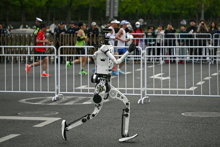 Un robot humanoïde lors du semi-marathon de Yizhuang, dans la banlieue de Pékin, le 19 avril 2026