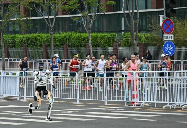 Un robot humanoïde participe au semi-marathon de Yizhuang, dans la banlieue de Pékin, le 19 avril 2026