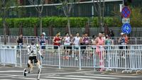 Un robot humanoïde participe au semi-marathon de Yizhuang, dans la banlieue de Pékin, le 19 avril 2026
