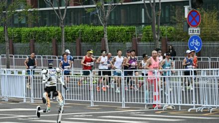 Un robot humanoïde participe au semi-marathon de Yizhuang, dans la banlieue de Pékin, le 19 avril 2026
