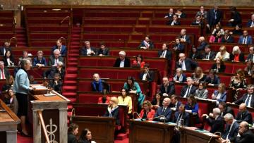 La Première ministre Elisabeth Borne à la tribune de l'Assemblée nationale avant le vote de deux motions de censure, le 20 mars 2023