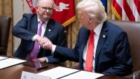 Le président américain Donald Trump (d) et le Premier ministre australien Anthony Albanese se serrent la main après la signature d'un accord sur les minéraux critiques à la Maison Blanche, le 20 octobre 2025 à Washington