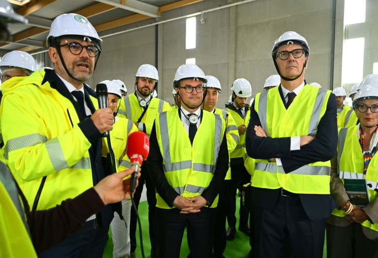 (g-d) Le président de Caremag, Frédéric Carencotte, le ministre délégué à l'Industrie, Sébastien Martin, et le ministre de l'Économie et des Finances, Roland Lescure, visitent le site de l'usine Caremag, spécialisée dans le raffinage de terres rares et le recyclage d'aimants dits permanents, à Lacq, le 5 mai 2026 dans les Pyrénées-Atlantiques
