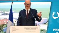 Le ministre de l'Économie et des Finances, Roland Lescure, lors d'une visite du site de l'usine Caremag, spécialisée dans le raffinage de terres rares et le recyclage d'aimants dits permanents, à Lacq, le 5 mai 2026 dans les Pyrénées-Atlantiques