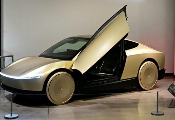 Un prototype du Cybercab, véhicule sans volant ni pédales de Tesla pour service de robotaxi, à Los Angeles le 3 décembre 2024