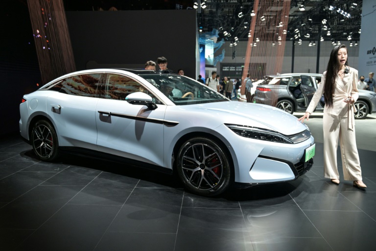 Une voiture BYD Han L électrique, le 23 avril 2025 au salon de l'automobile de Shanghai