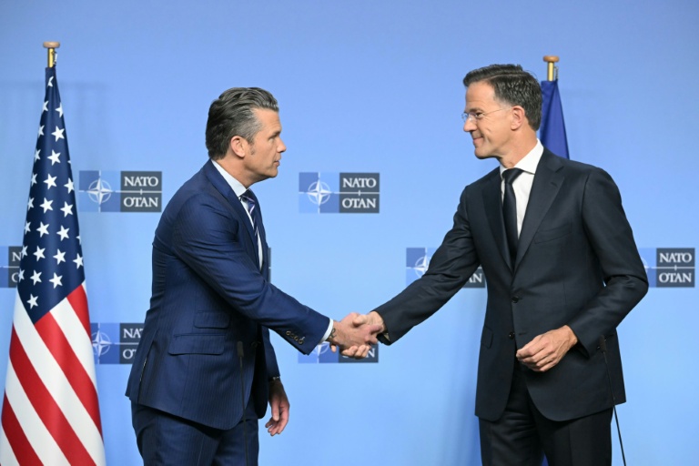 Le secrétaire américain à la Défense, Pete Hegseth (g) et secrétaire général de l'Otan, Mark Rutte, avant un sommet des ministres de la Défense de l'Otan à Bruxelles, le 15 octobre 2025