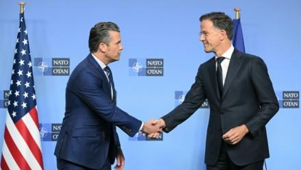 Le secrétaire américain à la Défense, Pete Hegseth (g) et secrétaire général de l'Otan, Mark Rutte, avant un sommet des ministres de la Défense de l'Otan à Bruxelles, le 15 octobre 2025