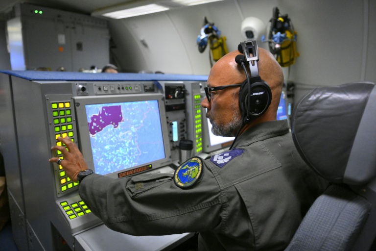 Un directeur tactique de l'Awacs de l'Otan évalue la situation aérienne et de surface à bord d'un avion de surveillance lors d'un vol au-dessus de l'espace aérien polonais dans le cadre de la nouvelle mission