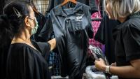 Des clients achètent des vêtements noirs à Bangkok le 30 ocobre 2025 pour porter le deuil après le décès de la reine mère Sirikit,  décédée à 93 ans

