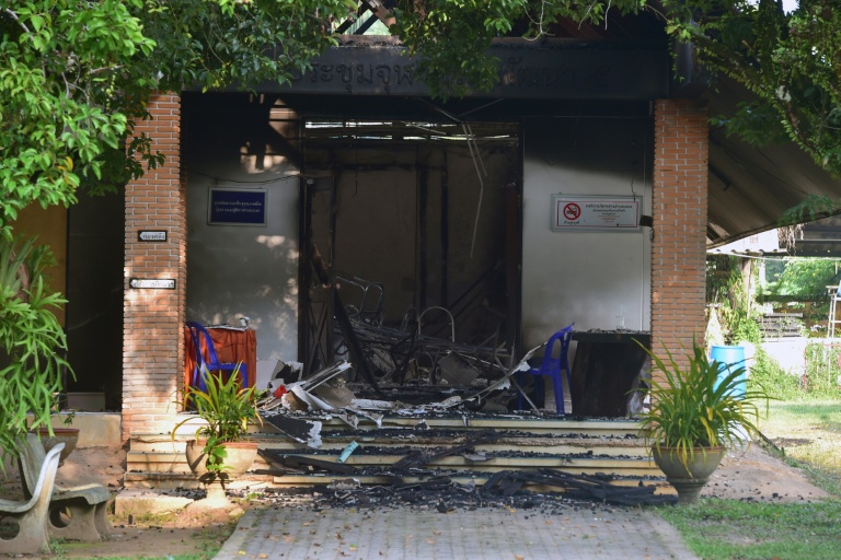 Un bâtiment endommagé après une série d'attaques  incendiaires dans la province méridionale thaïlandaise de Narathiwat, le 23 août 2026 