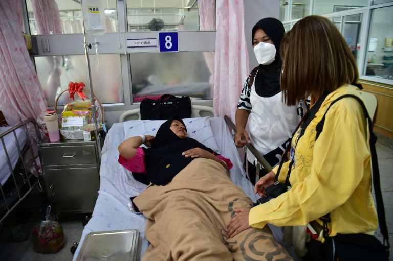 Une femme hospitalisée après avoir été blessée dans une série d'attaques dans la province méridionale thaïlandaise de Narathiwat, le 23 août 2026 
