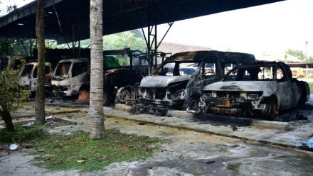 Des véhicules calcinés après une série d'attaques  incendiaires dans la province méridionale thaïlandaise de Narathiwat, le 23 août 2026 