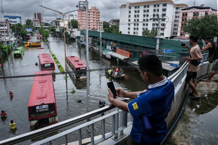Une artère inondée à Bangkok, où l'état de catastrophe naturelle a été déclaré après des pluies diluviennes qui ont inondé habitations, commerces et axes de circulation, le 27 septembre 2026