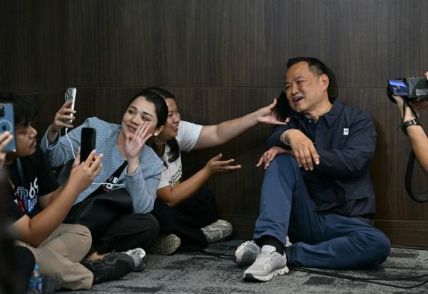 Le Premier ministre thaïlandais Anutin Charnvirakul parle à des journalistes, le 8 février 2026 à Bangkok