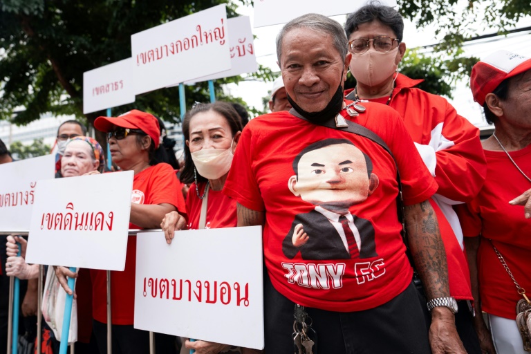 Des partisans de l'ancien Premier ministre thaïlandais Thaksin Shinawatra rassemblés devant le tribunal à Bangkok, le 22 août 2025