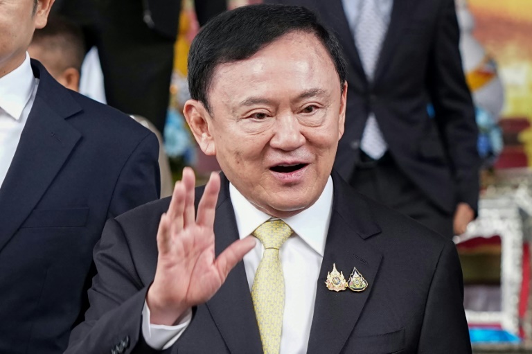 L'ancien Premier ministre thaïlandais Thaksin Shinawatra à la sortie du tribunal, après son acquitttement, le 22 août 2025 à Bangkok
