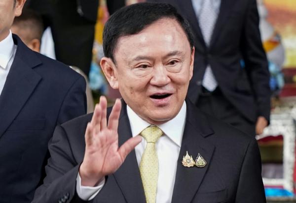 L'ancien Premier ministre thaïlandais Thaksin Shinawatra à la sortie du tribunal, après son acquitttement, le 22 août 2025 à Bangkok