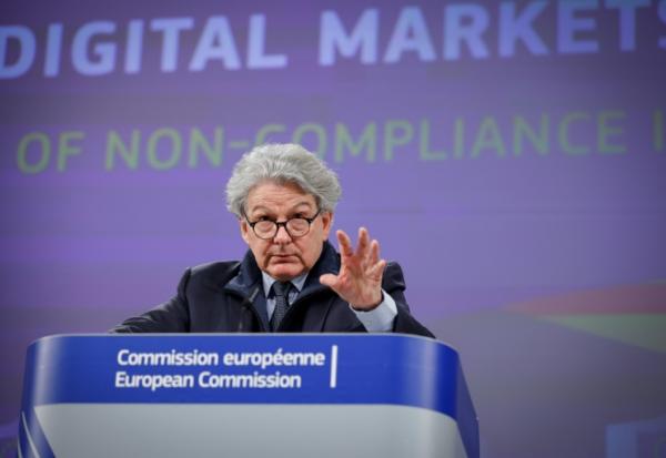 Thierry Breton, alors commissaire européen au marché intérieur, lors d'une conférence de presse sur les enquêtes menées par l'UE sur Apple, Google et Meta en vertu de la nouvelle loi numérique, le 25 mars 2024 à Bruxelles