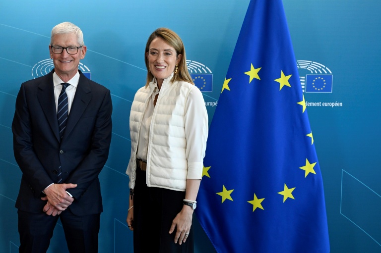 Tim Cook, président du conseil d'administration d'Apple, etla présidente du Parlement européen Roberta Metsola à Strasbourg le 6 octobre 2026