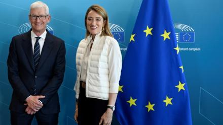 Tim Cook, président du conseil d'administration d'Apple, etla présidente du Parlement européen Roberta Metsola à Strasbourg le 6 octobre 2026