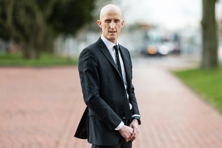 L’entrepreneur Timothée Durand, seul candidat au rachat du fabricant de verrerie Arc, devant le tribunal de commerce métropolitain de Lille à Tourcoing, le 10 mars 2026 dans le Nord