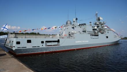 La frégate russe Amiral Grigorovitch à Saint-Pétersbourg, le 27 juillet 2025
